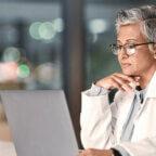Physician reads article on computer explaining "what is EMR"