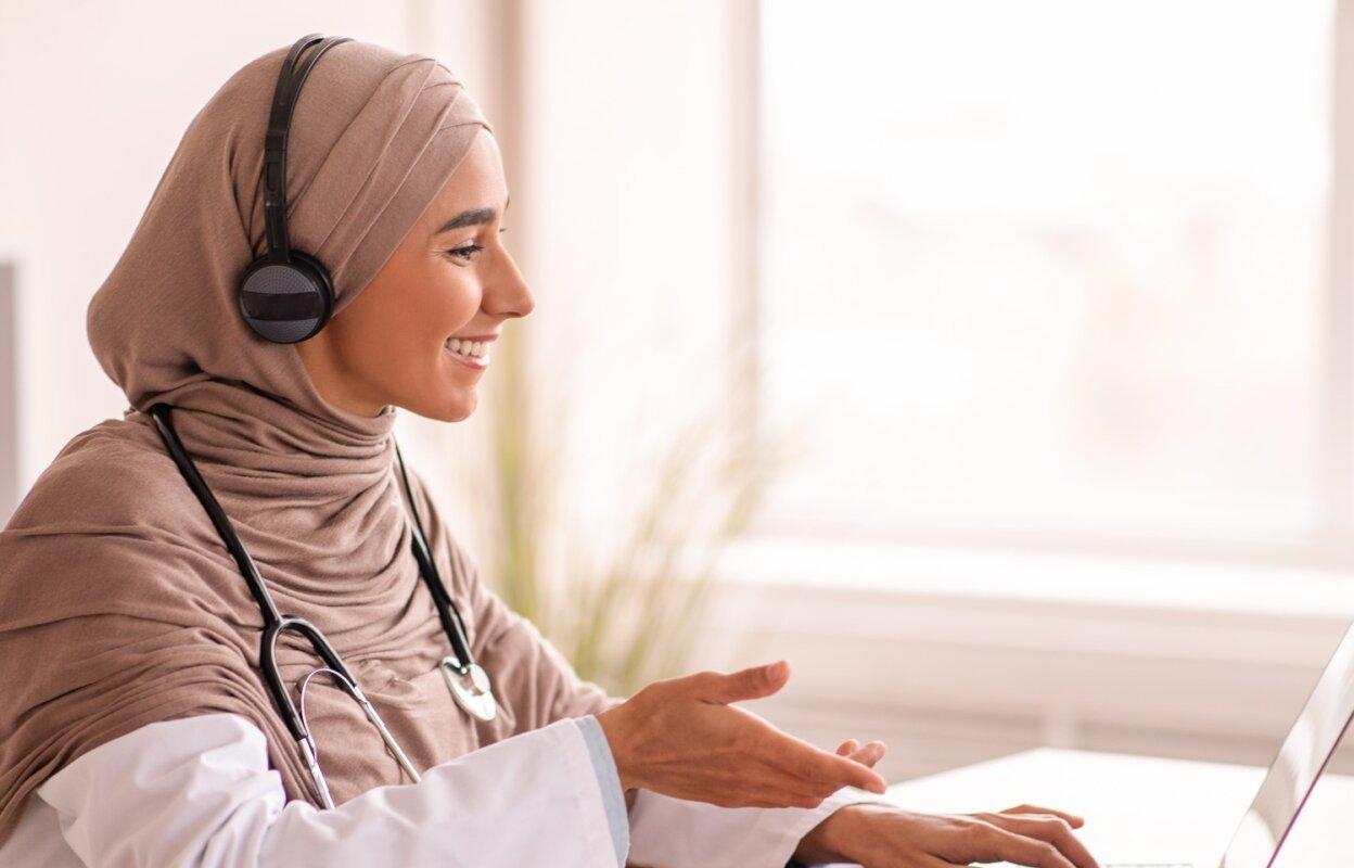 Physician answers "what is telehealth" during telemedicine appointment