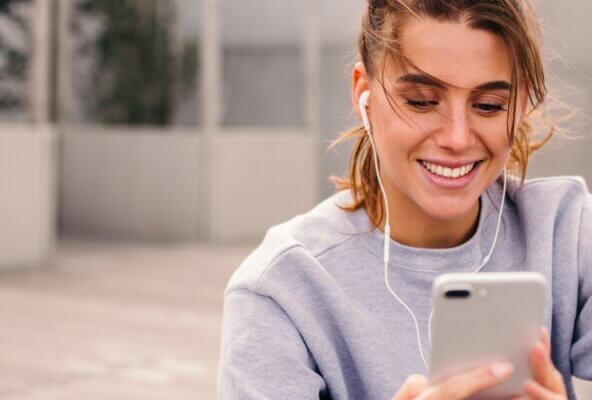 Physician takes a break from exercising to read about medical practice social media