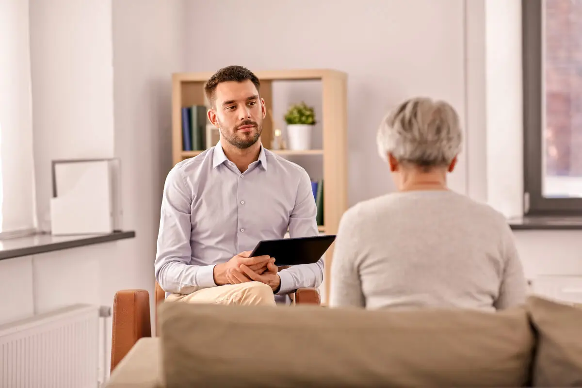 Mental health therapist uses ehr for behavioral health